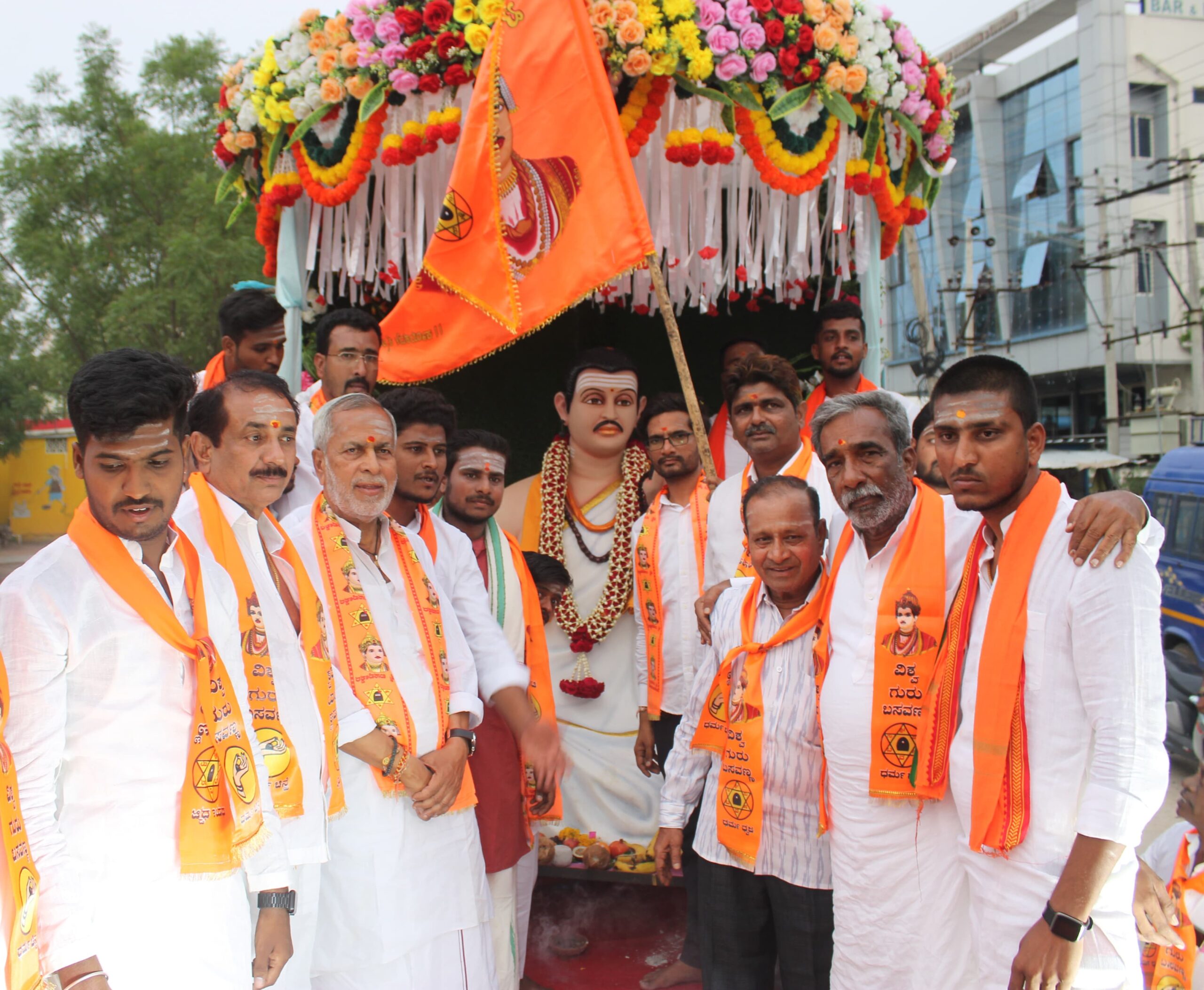 ಯಾದಗಿರಿ ಬಸವ ಉತ್ಸವ ಸಮಿತಿ ವತಿಯಿಂದ ಹಮ್ಮಿಕೊಂಡ ಜಗಜ್ಯೋತಿ ಬಸವೇಶ್ವರ ಮೂರ್ತಿಯ ಬೃಹತ್ ಮೆರವಣಿಗೆ