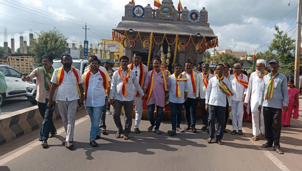 ಹುಣಸಗಿಯಲ್ಲಿ ಕನ್ನಡ ರಥಯಾತ್ರೆಗೆ ಭವ್ಯ ಸ್ವಾಗತದಾರಿಯುದ್ಧಕ್ಕೂ ರಾರಾಜಿಸಿದ ಕನ್ನಡ ಬಾವುಟಗಳು