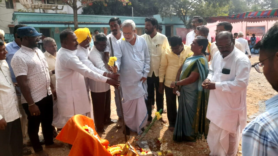 ಕರ್ನಾಟಕ ಭಾಗ್ಯ ವಾರ್ತೆ ಯಾದಗಿರಿ : ನಗರದ ವಾರ್ಡ ನಂ. ೧೮ರ ಡಾ.ಅಂಬೇಡ್ಕರ್ ನಗರದ ಸರ್ಕಾರಿ ಹಿರಿಯ ಪ್ರಾಥಮಿಕ ಶಾಲೆಯಲ್ಲಿ ಹೊಸ ಐದು ಕೋಣೆಗಳ ಹಾಗೂ ಕಂಪೌAಡ ಗೋಡೆ ನಿರ್ಮಾಣ ಕಾಮಗಾರಿಗೆ ಶಾಸಕ ಚನ್ನಾರಡ್ಡಿ ಪಾಟೀಲ್ ತುನ್ನೂರು ಶನಿವಾರ ಭೂಮಿ ಪೂಜೆ ನೆರವೇರಿಸಿದರು.